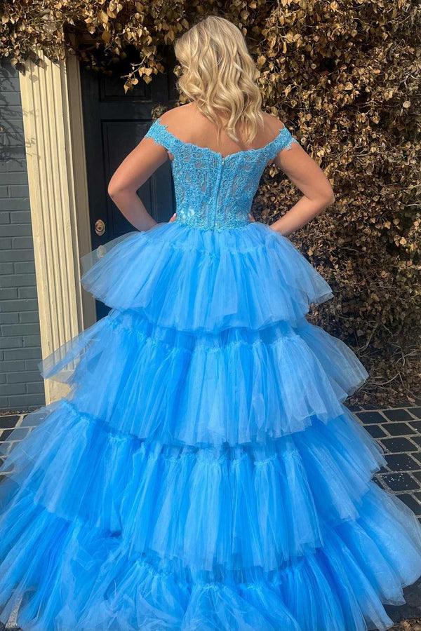 Vestido de fiesta de tul azul con hombros descubiertos, corte A y encaje, con capas altas y bajas